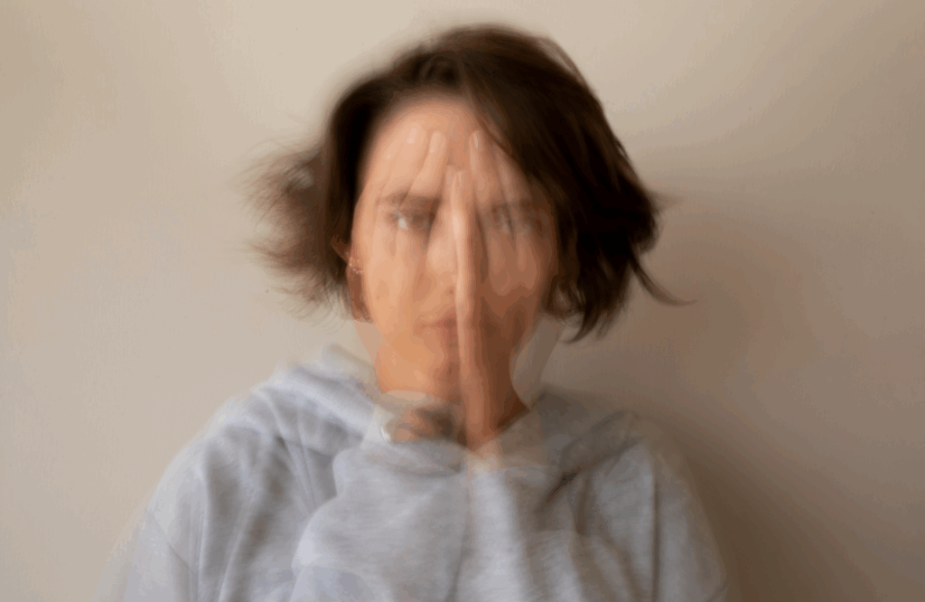 Essas compulsões podem incluir lavar as mãos excessivamente, verificar várias vezes se portas estão trancadas, contar objetos ou seguir rituais específicos. Embora esses comportamentos aliviem temporariamente a ansiedade, eles acabam interferindo na rotina e na qualidade de vida.