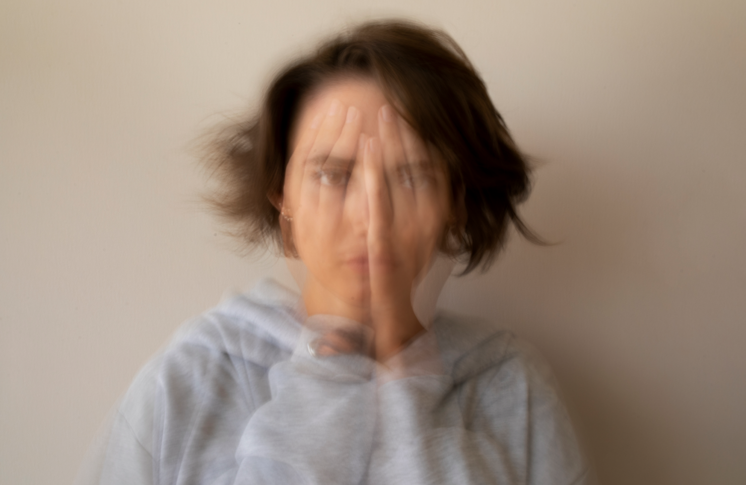 Essas compulsões podem incluir lavar as mãos excessivamente, verificar várias vezes se portas estão trancadas, contar objetos ou seguir rituais específicos. Embora esses comportamentos aliviem temporariamente a ansiedade, eles acabam interferindo na rotina e na qualidade de vida.