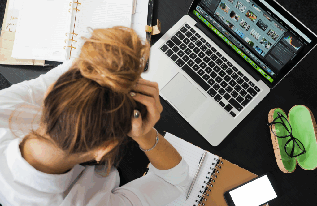 E mesmo assim, você continua entregando, tentando dar conta, como se fosse obrigação carregar tudo sozinha. Não é só sobre o volume de trabalho. É sobre a ausência de pausas, de escuta, de alguém que pergunte com sinceridade como você está.
