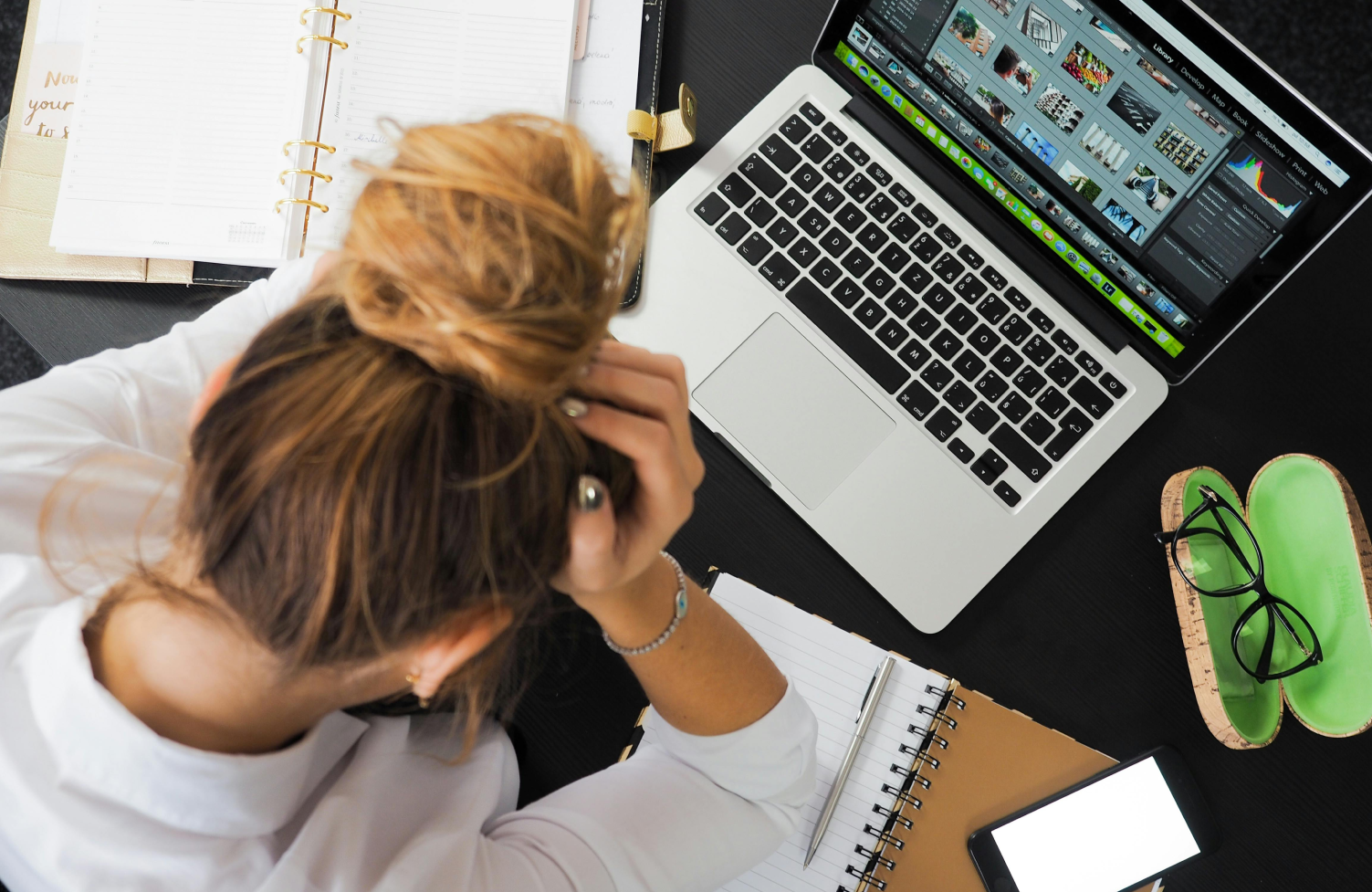 E mesmo assim, você continua entregando, tentando dar conta, como se fosse obrigação carregar tudo sozinha. Não é só sobre o volume de trabalho. É sobre a ausência de pausas, de escuta, de alguém que pergunte com sinceridade como você está.
