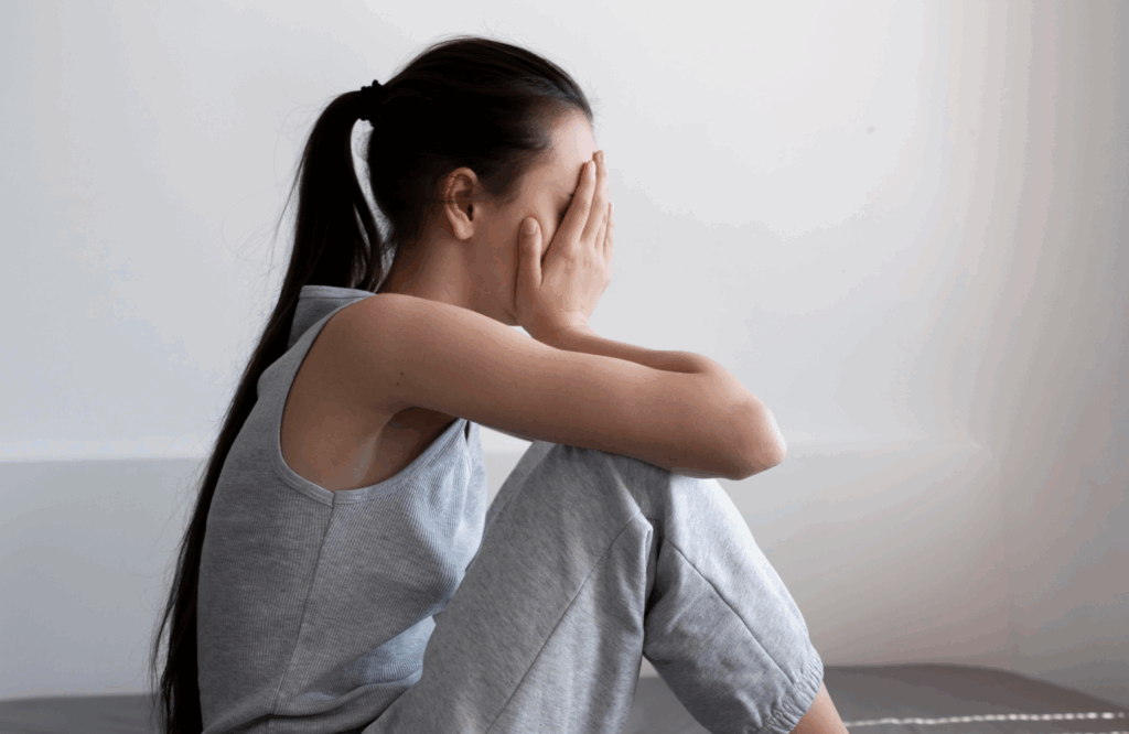 Essas crises podem acontecer de forma inesperada, mesmo em situações seguras. Com o tempo, a pessoa começa a ter medo de sentir medo, desenvolvendo o que chamamos de ansiedade antecipatória. Isso pode levar ao isolamento, prejuízos no trabalho, nos relacionamentos e na qualidade de vida.
