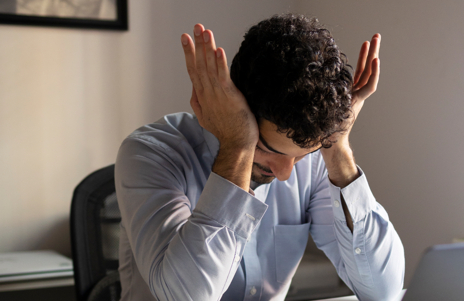 O Transtorno de Ansiedade Generalizada (TAG) se caracteriza por uma preocupação excessiva, persistente e difícil de controlar sobre diferentes áreas da vida: saúde, trabalho, família, finanças, rotina… Mesmo quando tudo parece estar “bem”, a mente continua antecipando riscos, catastrofizando cenários e se preparando para o pior.