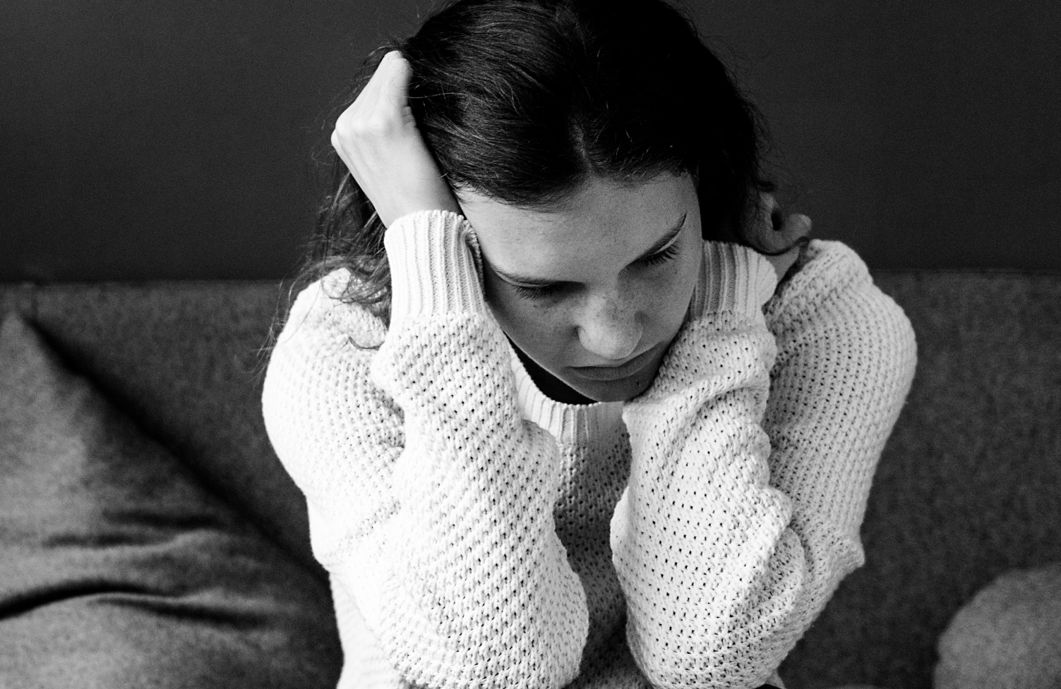 Apesar de ser um problema de saúde real, muitas vezes a depressão é negligenciada. Por quê? Porque ela se disfarça: é vista como preguiça, fraqueza ou drama. Há também medo do julgamento e falta de informação. Isso leva muitas pessoas a sofrerem em silêncio — às vezes por anos.