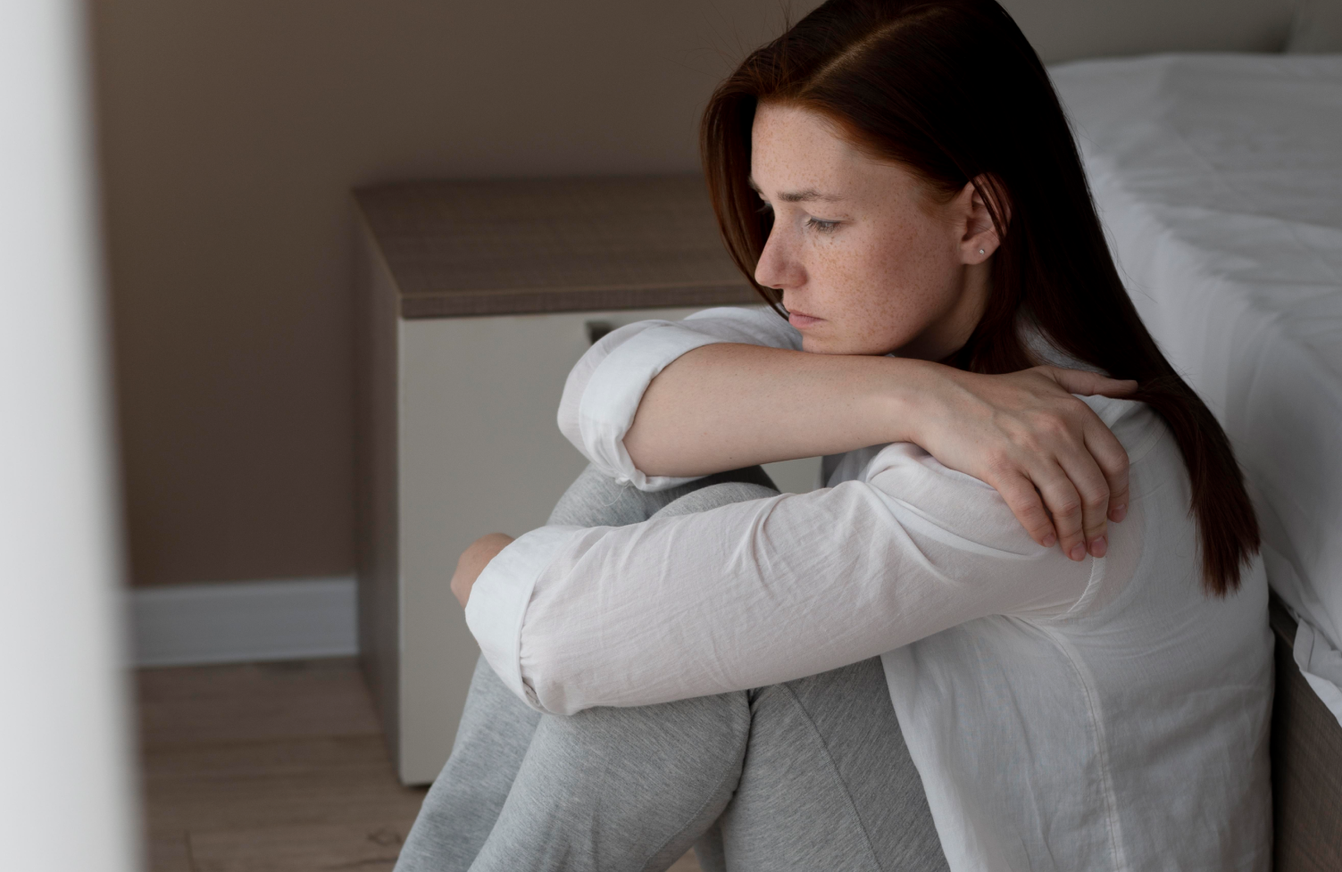 A boa notícia é que existem caminhos eficazes para o cuidado. A Terapia Cognitivo-Comportamental (TCC), e a ativação comportamental são os tratamentos padrão ouro para a depressão.